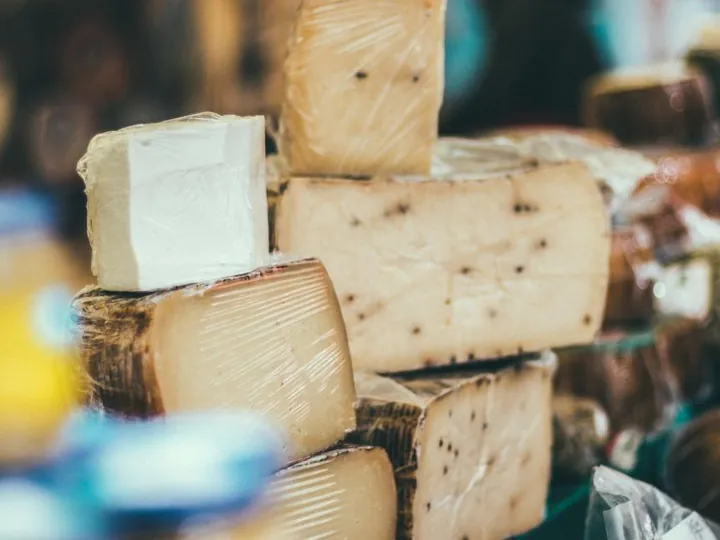 Meules et blocs de fromages affinés