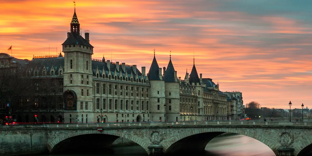 La Seine, le pont au Change et la Conciergerie à Paris au coucher du soleil