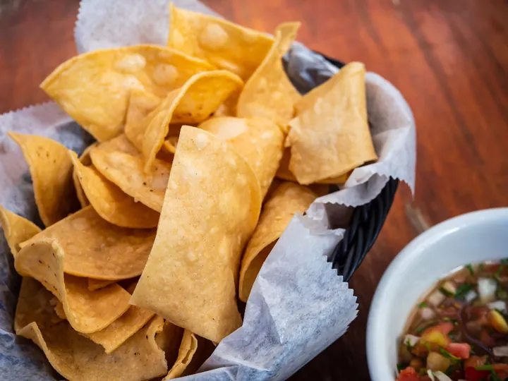 Chips de maïs dans une corbeille